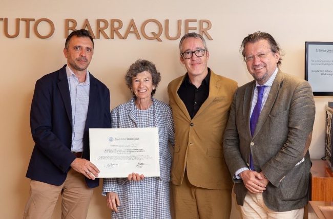 En el marc de la Reunió Anual de l’Institut Barraquer, que va tenir lloc el 17 de juny, la Fundació Hospitalàries Barcelona va ser reconeguda amb el diploma Col·laborador de l’Any 2024 de la institució.  Es tracta d’una distinció que reconeix la tasca desenvolupada per l’equip d’oftalmòlegs de la Fundació Hospitalàries Barcelona, sota la direcció del doctor Jordi Folch, entre els quals es troben el doctor Gonzalo García de Oteyza i la doctora María Iglesias, a fi d’ampliar la formació docent dels MIR de l’Institut Barraquer, a través de rotacions al Servei d’Oftalmologia de l’Hospital.  Per part de la Fundació Hospitalàries Barcelona van assistir a l’acte el director assistencial, el doctor Francesc Fatjó, el Dr. Jordi Folch, el doctor Gonzalo García de Oteyza i la doctora María Iglesias.  L’any 2022 es va posar iniciar la col·laboració entre ambdós centres i els resultats obtinguts fruit d’aquest acord han estat molt positius, i tant els residents com els equips implicats valoren molt satisfactòriament l’experiència formativa i professional que ofereix aquest treball conjunt. La sinergia entre les dues institucions ha enriquit la formació dels futurs oftalmòlegs i ha afavorit l’intercanvi de coneixements entre els professionals. En el marc de la Reunió Anual de l’Institut Barraquer, que va tenir lloc el 17 de juny, la Fundació Hospitalàries Barcelona va ser reconeguda amb el diploma Col·laborador de l’Any 2024 de la institució. Es tracta d’una distinció que reconeix la tasca desenvolupada per l’equip d'oftalmòlegs de la Fundació Hospitalàries Barcelona, sota la direcció del doctor Jordi Folch, entre els quals es troben el doctor Gonzalo García de Oteyza i la doctora María Iglesias, a fi d’ampliar la formació docent dels MIR de l’Institut Barraquer, a través de rotacions al Servei d’Oftalmologia de l’Hospital. Per part de la Fundació Hospitalàries Barcelona van assistir a l’acte el director assistencial, el doctor Francesc Fatjó, el Dr. Jordi Folch, el doctor Gonzalo García de Oteyza i la doctora María Iglesias. L’any 2022 es va posar iniciar la col·laboració entre ambdós centres i els resultats obtinguts fruit d’aquest acord han estat molt positius, i tant els residents com els equips implicats valoren molt satisfactòriament l’experiència formativa i professional que ofereix aquest treball conjunt. La sinergia entre les dues institucions ha enriquit la formació dels futurs oftalmòlegs i ha afavorit l’intercanvi de coneixements entre els professionals.
