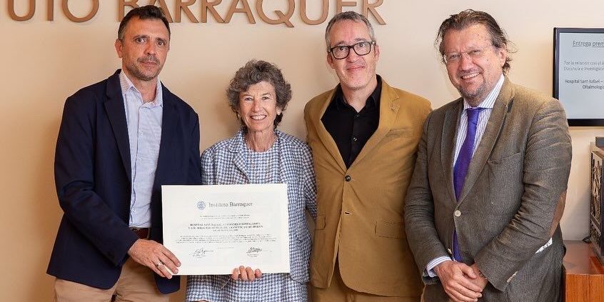 En el marc de la Reunió Anual de l’Institut Barraquer, que va tenir lloc el 17 de juny, la Fundació Hospitalàries Barcelona va ser reconeguda amb el diploma Col·laborador de l’Any 2024 de la institució. Es tracta d’una distinció que reconeix la tasca desenvolupada per l’equip d’oftalmòlegs de la Fundació Hospitalàries Barcelona, sota la direcció del doctor Jordi Folch, entre els quals es troben el doctor Gonzalo García de Oteyza i la doctora María Iglesias, a fi d’ampliar la formació docent dels MIR de l’Institut Barraquer, a través de rotacions al Servei d’Oftalmologia de l’Hospital. Per part de la Fundació Hospitalàries Barcelona van assistir a l’acte el director assistencial, el doctor Francesc Fatjó, el Dr. Jordi Folch, el doctor Gonzalo García de Oteyza i la doctora María Iglesias. L’any 2022 es va posar iniciar la col·laboració entre ambdós centres i els resultats obtinguts fruit d’aquest acord han estat molt positius, i tant els residents com els equips implicats valoren molt satisfactòriament l’experiència formativa i professional que ofereix aquest treball conjunt. La sinergia entre les dues institucions ha enriquit la formació dels futurs oftalmòlegs i ha afavorit l’intercanvi de coneixements entre els professionals. En el marc de la Reunió Anual de l’Institut Barraquer, que va tenir lloc el 17 de juny, la Fundació Hospitalàries Barcelona va ser reconeguda amb el diploma Col·laborador de l’Any 2024 de la institució. Es tracta d’una distinció que reconeix la tasca desenvolupada per l’equip d'oftalmòlegs de la Fundació Hospitalàries Barcelona, sota la direcció del doctor Jordi Folch, entre els quals es troben el doctor Gonzalo García de Oteyza i la doctora María Iglesias, a fi d’ampliar la formació docent dels MIR de l’Institut Barraquer, a través de rotacions al Servei d’Oftalmologia de l’Hospital. Per part de la Fundació Hospitalàries Barcelona van assistir a l’acte el director assistencial, el doctor Francesc Fatjó, el Dr. Jordi Folch, el doctor Gonzalo García de Oteyza i la doctora María Iglesias. L’any 2022 es va posar iniciar la col·laboració entre ambdós centres i els resultats obtinguts fruit d’aquest acord han estat molt positius, i tant els residents com els equips implicats valoren molt satisfactòriament l’experiència formativa i professional que ofereix aquest treball conjunt. La sinergia entre les dues institucions ha enriquit la formació dels futurs oftalmòlegs i ha afavorit l’intercanvi de coneixements entre els professionals.