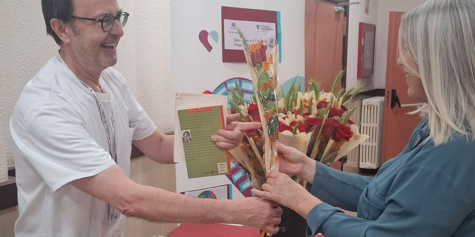 Diada de Sant Jordi plena de roses, llibres i solidaritat