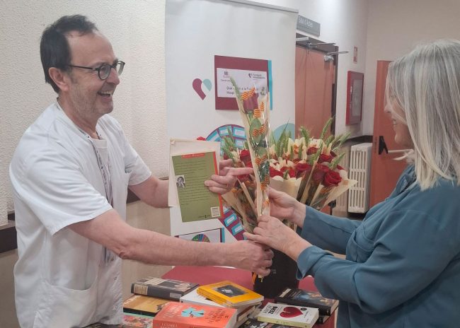 Diada de Sant Jordi plena de roses, llibres i solidaritat