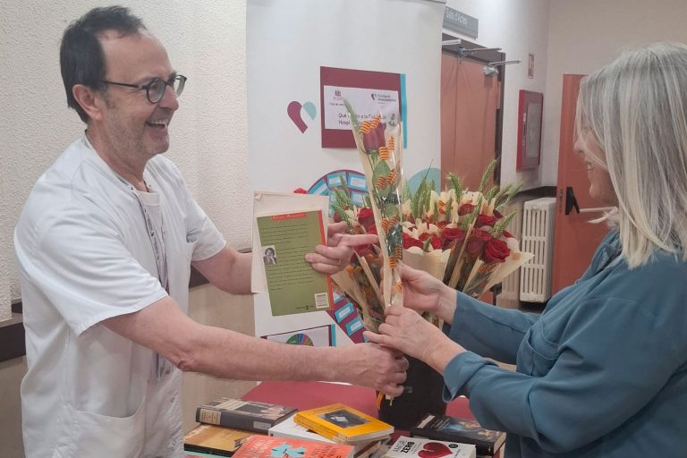 Diada de Sant Jordi plena de roses, llibres i solidaritat
